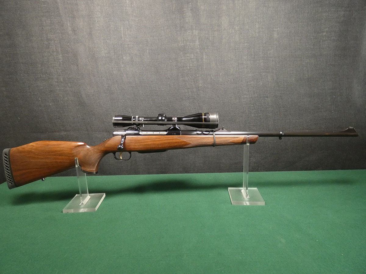J.P. Sauer &amp; Sohn Model 90 i den eksklusive Supreme/Lux-udførelse. Denne riffel er en amerikansk SIGARMS-eksportmodel, fremstillet og prøveskudt i Tyskland i 1991 – og fremstår i meget fin stand med alle de karakteristiske Supreme/Lux-detaljer intakte.