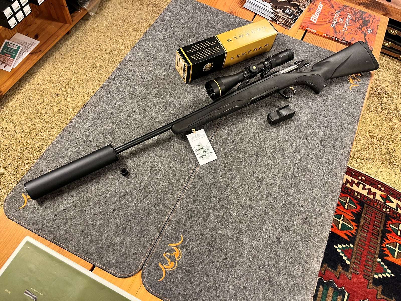 Browning X-bolt i komplet sæt med sigtekikkert og lyddæmper.